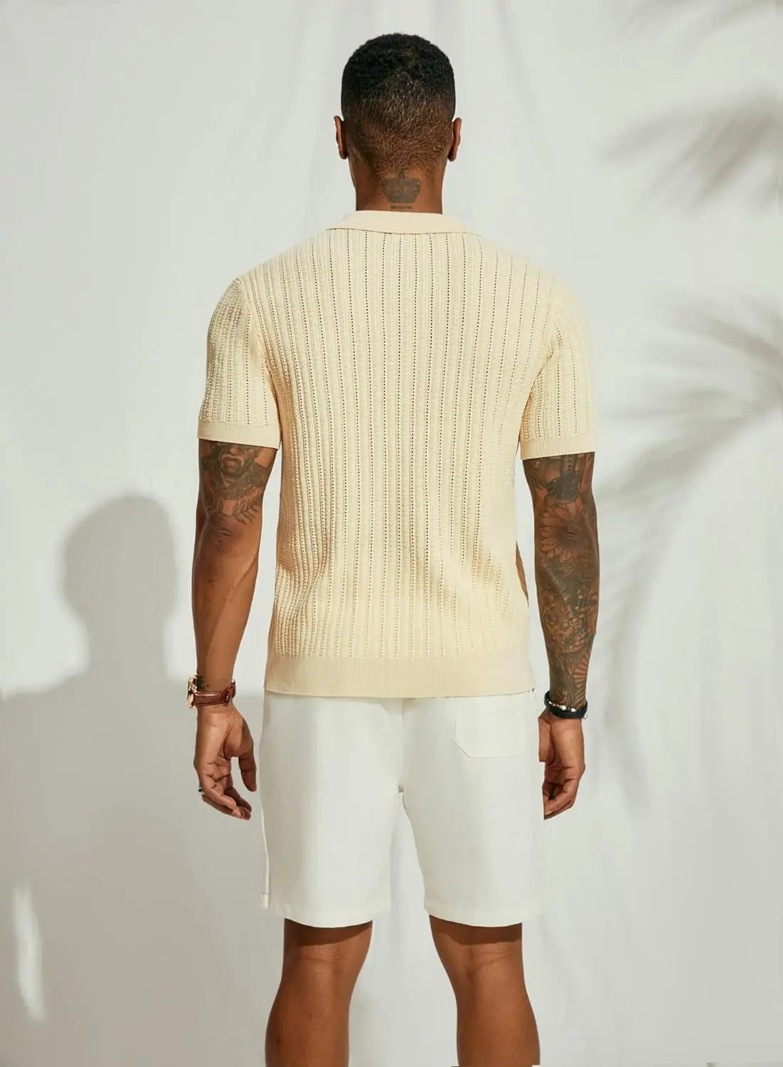 Chemise à manches courtes en laine douce, couleur écru, vue de dos. Une coupe fluide et une finition impeccable pour un look élégant et confortable, parfait pour toutes les occasions.