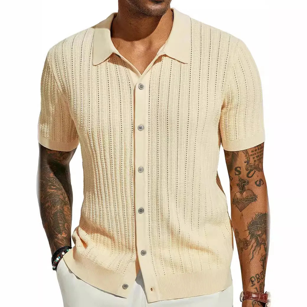 Chemise à manches courtes en laine douce, couleur écru, vue de profil. Montre la coupe décontractée et le col structuré, idéale pour une tenue chic mais confortable.