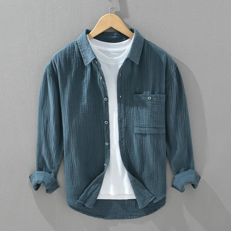 Chemise décontractée à manches longues pour homme, en bleu gris. Col carré bien coupé, matière double gaze froissée qui assure légèreté et élégance.