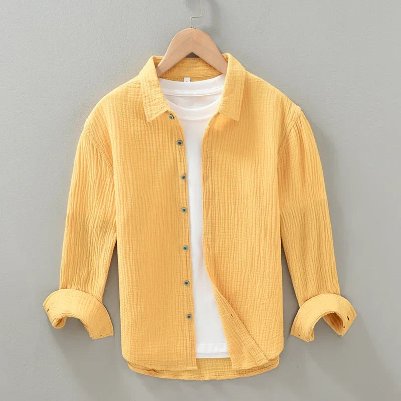 Chemise décontractée pour homme, vue de face, coloris jaune. Tissu double gaze froissée, col carré moderne, manches longues avec poignets ajustés, parfaite pour un look frais et lumineux. Coupe décontractée, idéale pour les journées estivales.