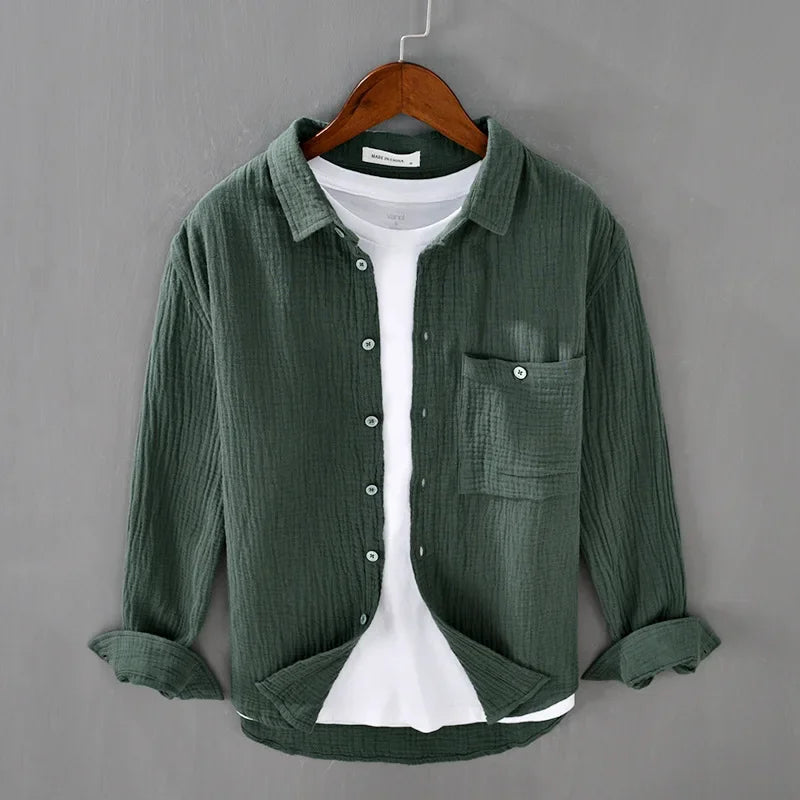 Chemise décontractée pour homme en vert foncé, vue de face, avec une coupe fluide et ample. Col carré et manches longues, texture en double gaze froissée apportant confort et respirabilité