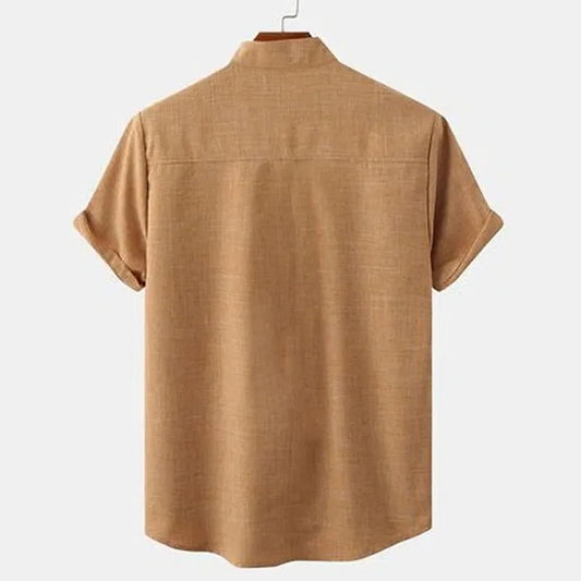 Zoom sur la texture subtilement texturée du tissu en chanvre de la chemise beige vue de dos, avec un focus sur la légèreté et la respirabilité de la matière.