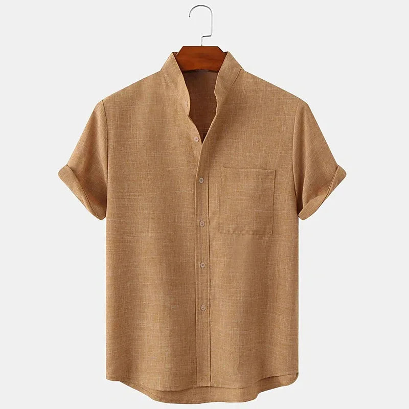 Vue de face de la chemise à manches courtes en chanvre beige sable, mettant en valeur la texture naturelle du tissu. Le chanvre offre une légèreté et une respirabilité exceptionnelles, avec une coupe fluide pour une allure élégante et décontractée. Zoom sur les détails du boutonnage simple et du col structuré.