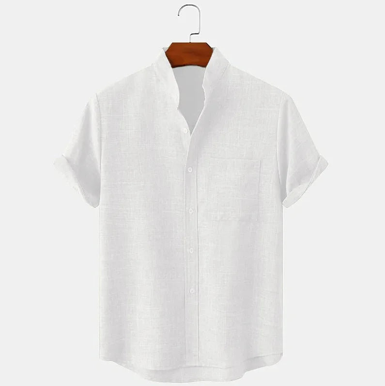 Vue de face de la chemise à manches courtes en chanvre blanc, avec une texture subtilement texturée. Le tissu naturel en chanvre est léger, respirant, et offre une finition élégante et minimaliste. Zoom sur le col structuré et le boutonnage simple, idéal pour un look décontracté-chic lors des journées ensoleillées.