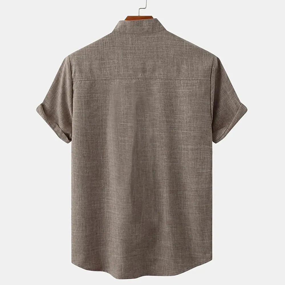 Zoom sur la fibre naturelle de la chemise grise, idéale pour un style décontracté-chic, parfait pour les journées ensoleillées.