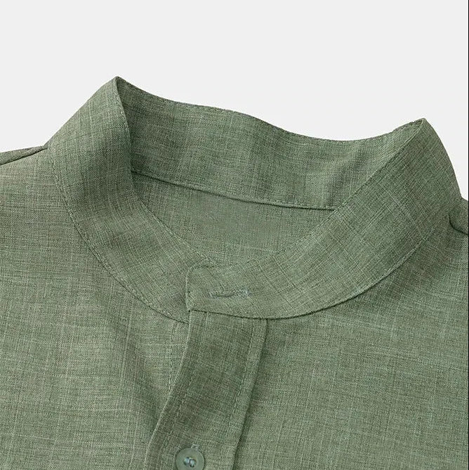 Zoom sur le col de la chemise en Chanvre haute qualité de la matière naturelle.