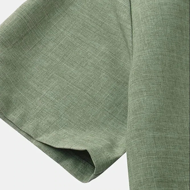 Zoom manches de la chemise en chanvre verte. Matière naturelle et de qualité.
