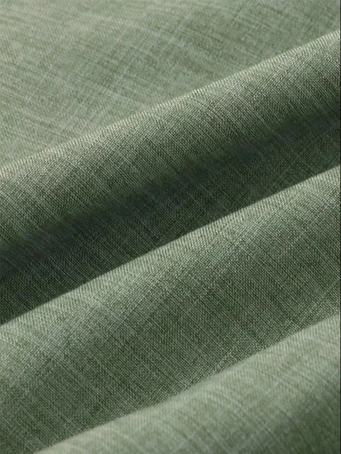 oom sur la texture subtilement texturée du tissu en chanvre, avec un focus sur la légèreté et la respirabilité de la matière. Le chanvre naturel offre une texture douce et légèrement rustique, apportant du relief à la chemise tout en garantissant un confort optimal. Zoom sur la fibre naturelle, idéale pour un style décontracté-chic, parfait pour les journées ensoleillées.