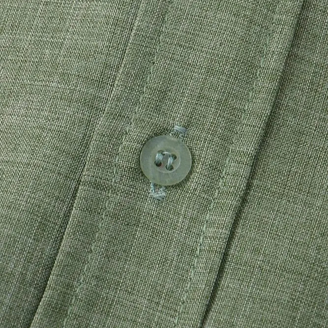 Zoom sur la matière naturelle de la chemise en chanvre