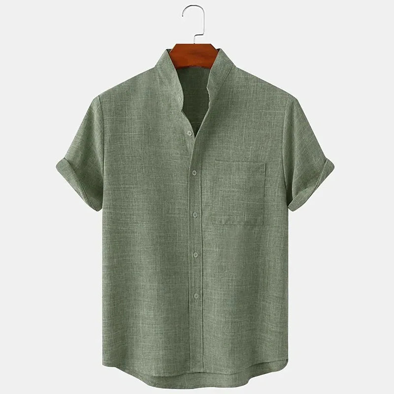 Vue de face de la chemise à manches courtes en chanvre vert olive, mettant en valeur la texture douce et naturelle du chanvre. Ce coloris terreux apporte une touche sophistiquée, tout en étant parfaitement adapté aux journées ensoleillées. Zoom sur la coupe fluide et décontractée, ainsi que sur les détails élégants du col structuré et du boutonnage minimaliste.