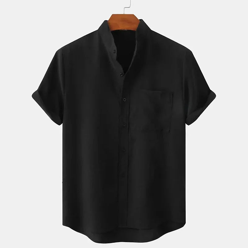 Vue de face de la chemise à manches courtes en chanvre noir profond, avec une texture naturelle et subtilement texturée. Le tissu en chanvre offre une légèreté idéale pour les journées chaudes tout en étant résistant et respirant. Zoom sur le col structuré et le boutonnage simple pour un style chic et intemporel.