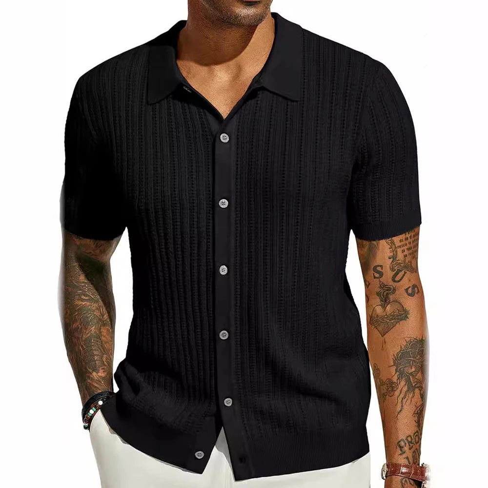 Chemise à manches courtes en laine douce, couleur noire, vue de profil. La coupe fluide et les manches courtes apportent une silhouette élégante, avec une finition soignée et un design moderne.