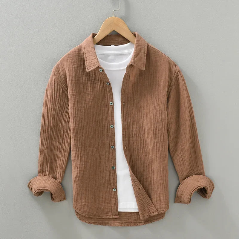 Chemise décontractée marron, vue de face. Tissu doux en double gaze froissée, col carré structuré, manches longues pour un look élégant et confortable.