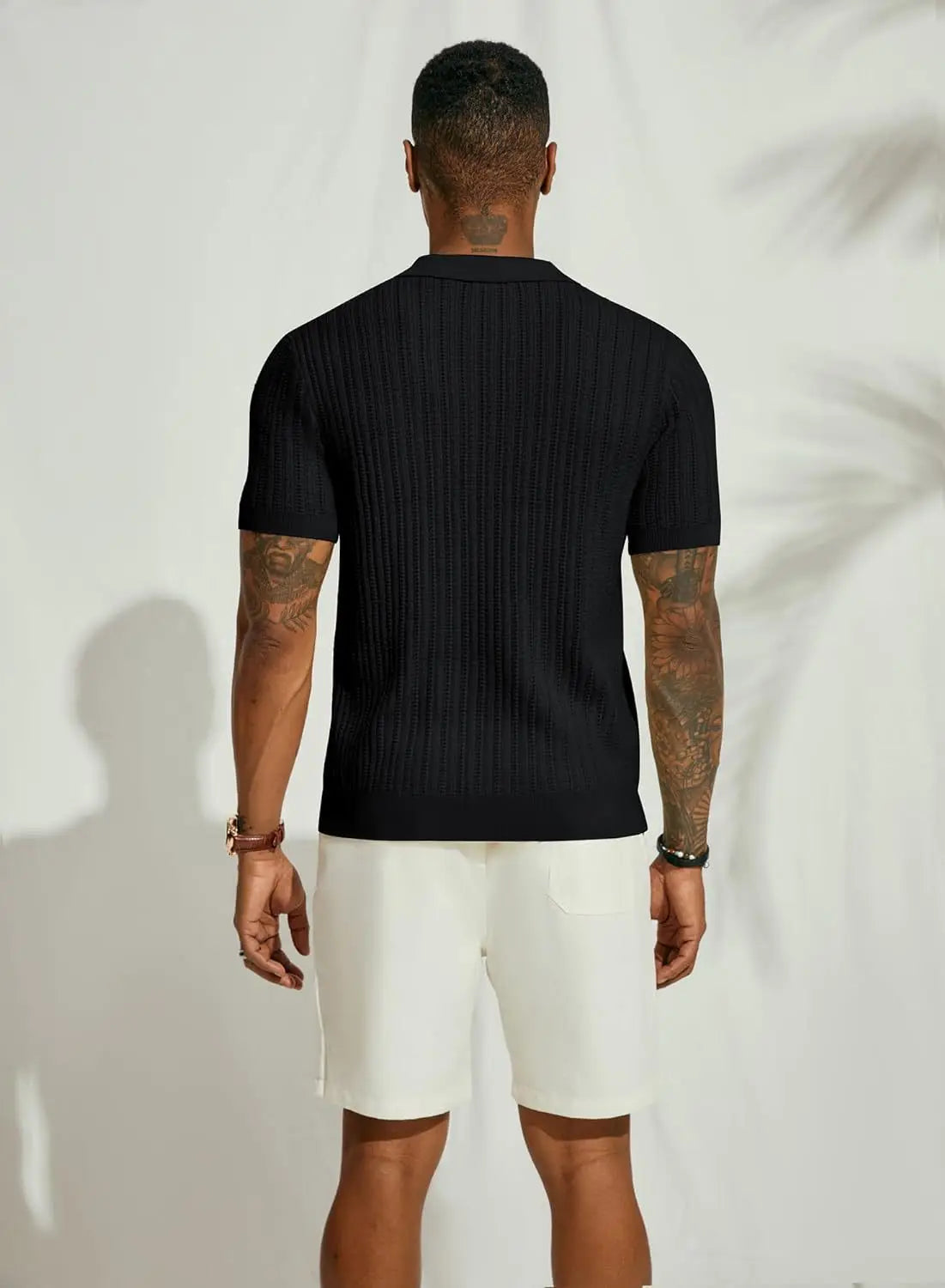 Chemise à manches courtes en laine douce, couleur noire, vue de dos. La chemise à manches courtes offre une coupe élégante et un confort optimal grâce à son tissu doux et respirant.