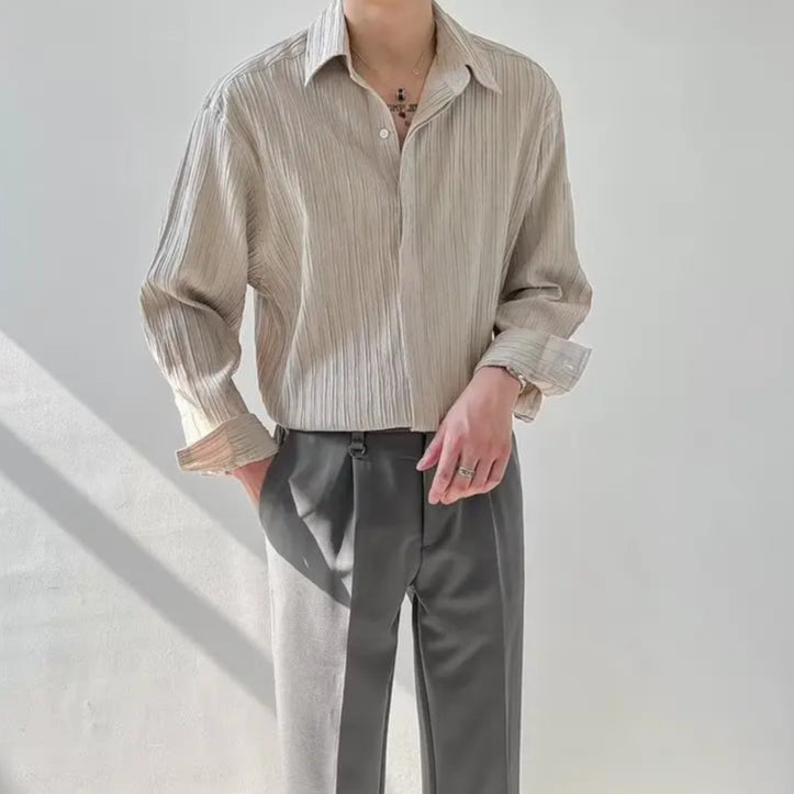 Détail du tissu plissé beige, texture raffinée et tombé fluide pour un rendu élégant.