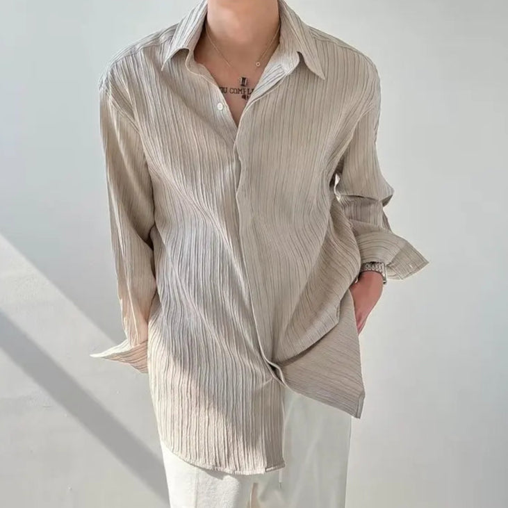Chemise plissée beige pour homme, coupe fluide et élégante, parfaite pour un look sophistiqué et naturel.