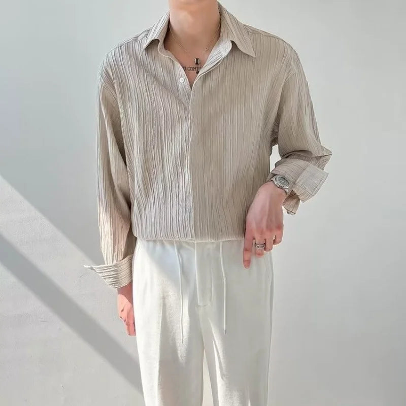 Look old money avec chemise plissée beige et pantalon chic, parfait pour une allure distinguée.