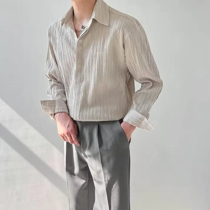 Chemise plissée beige pour homme, coupe fluide et élégante, style Old money, parfaite pour un look sophistiqué et naturel.