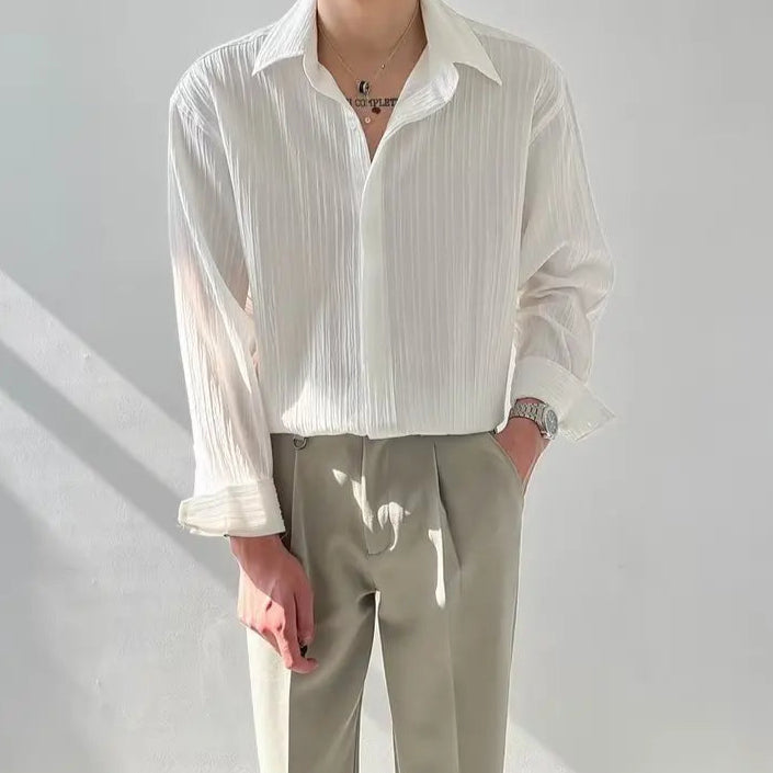 Look chic avec chemise plissée blanche et pantalon élégant, style old money et raffiné.