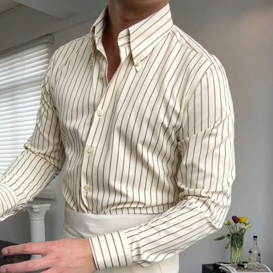 Vue complète de la chemise crème rayée marron portée sur mannequin, montrant sa coupe fluide et décontractée. Les rayures ajoutent de la dimension à la chemise, et la texture du tissu en polyester haut de gamme se distingue par sa légèreté et son confort, offrant une allure chic et intemporelle.