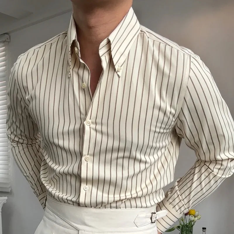 Chemise à rayures contrastées crème et marron vue de face, avec un tissu polyester de haute qualité. Détails visibles du col rabattu et du boutonnage simple, mettant en avant le design élégant et le contraste des rayures subtiles.