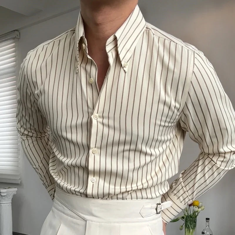 Chemise à rayures contrastées crème et marron vue de face, avec des rayures fines et élégantes qui traversent la chemise. Le tissu en polyester de haute qualité brille légèrement, mettant en valeur sa texture fluide et soignée. Le col rabattu classique et le boutonnage simple apportent une touche d’élégance, avec une coupe ajustée mais confortable.