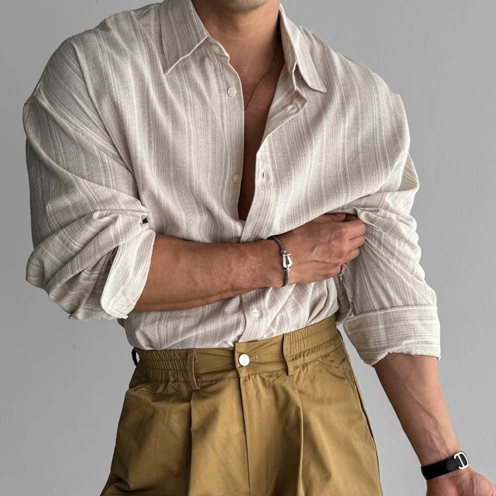 Zoom sur le tissu en coton léger de la chemise beige, matière de qualité, texture douce et rayures élégantes. Style Old money.