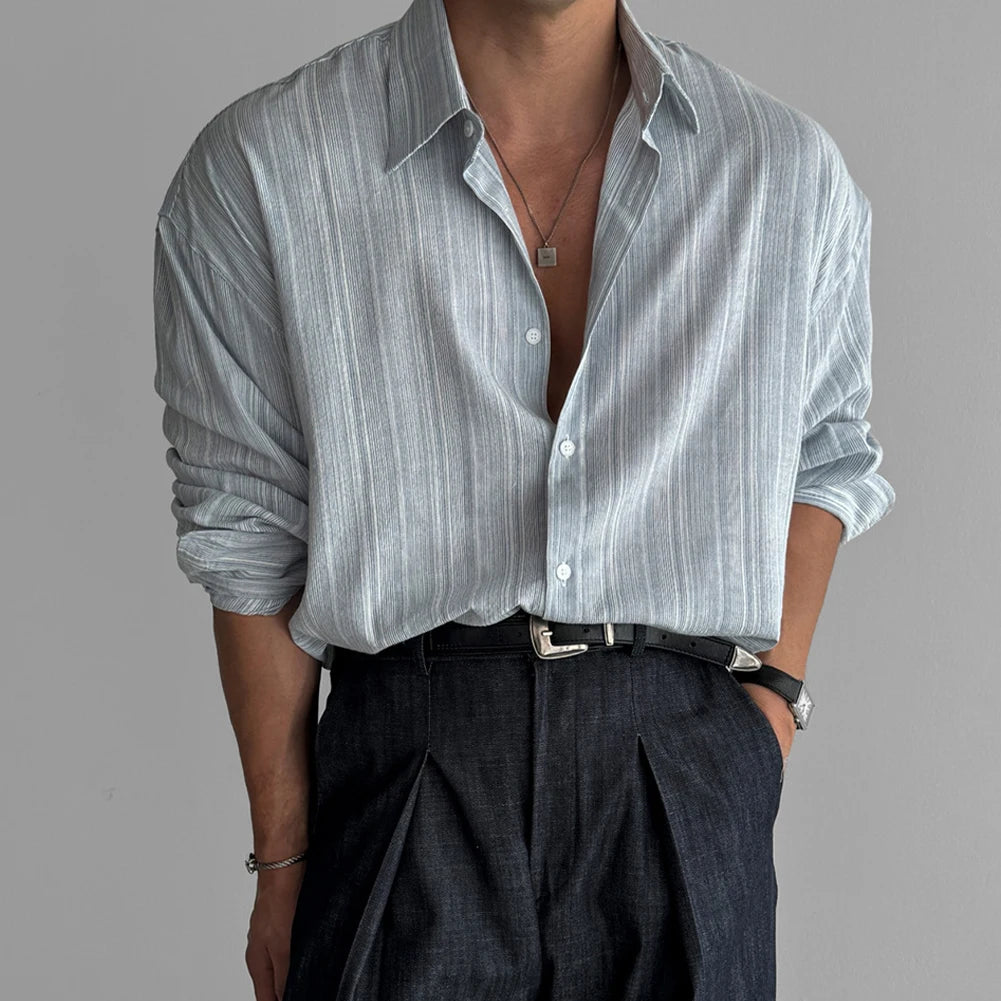 Gros plan sur le col rabattu de la chemise bleue, inspiration vintage et raffinement discret.