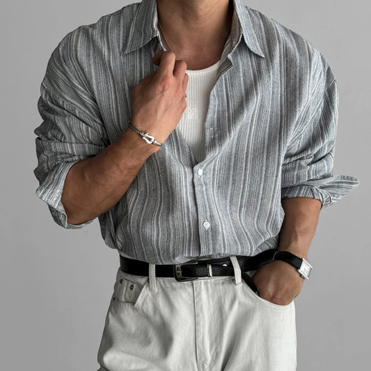 Zoom sur le tissu en coton léger de la chemise grise, rayures fines et texture respirante.