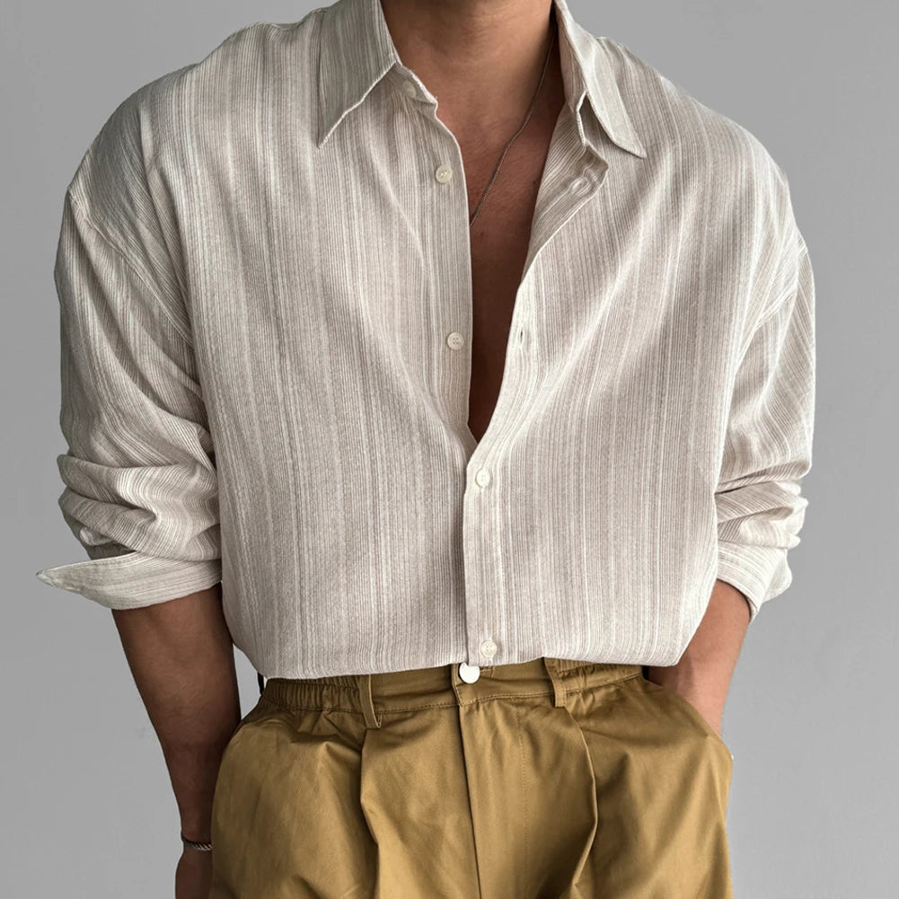 Gros plan sur le col rabattu structuré de la chemise beige, finitions soignées et élégance discrète.