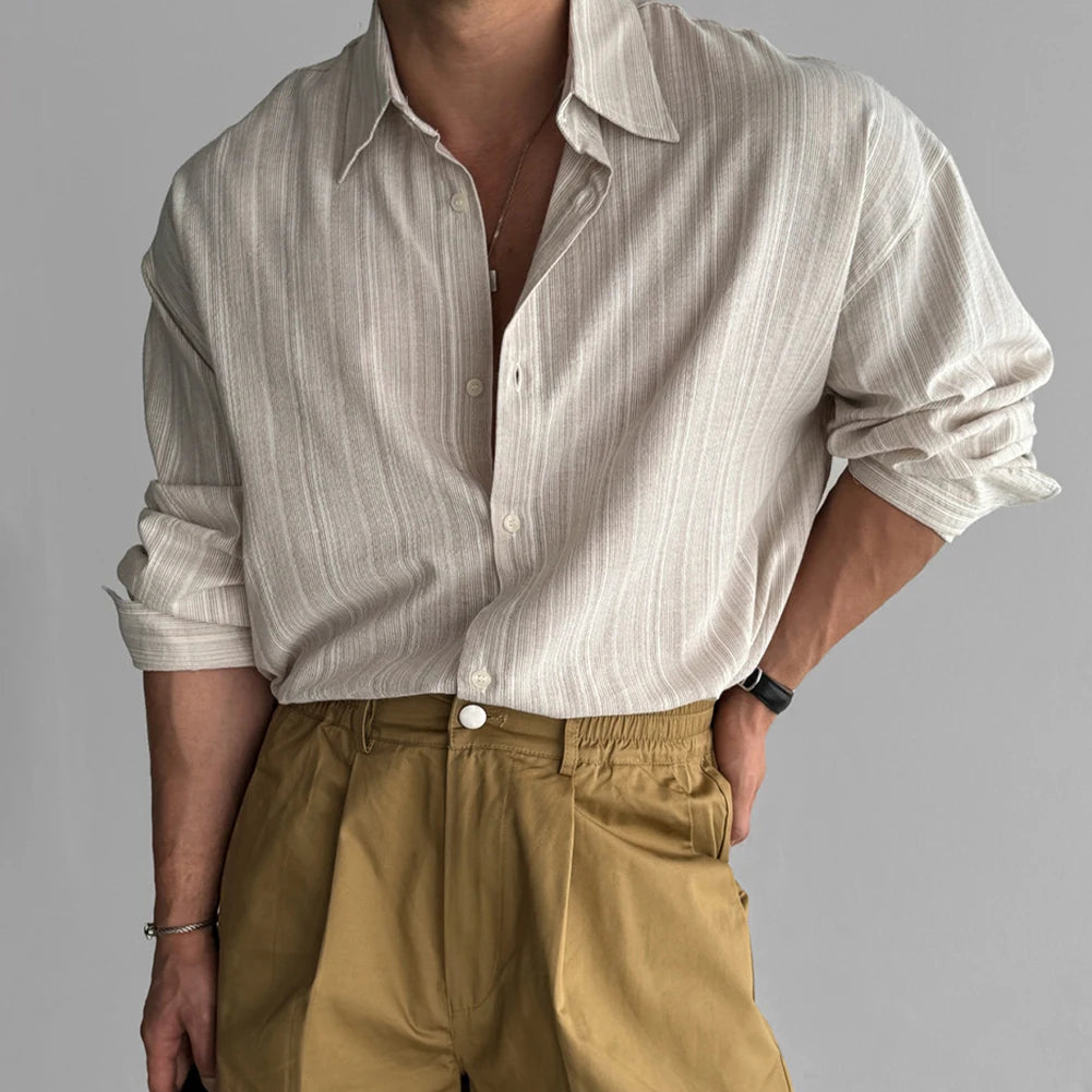 Gros plan sur le col rabattu structuré de la chemise beige, finitions soignées et élégance discrète.