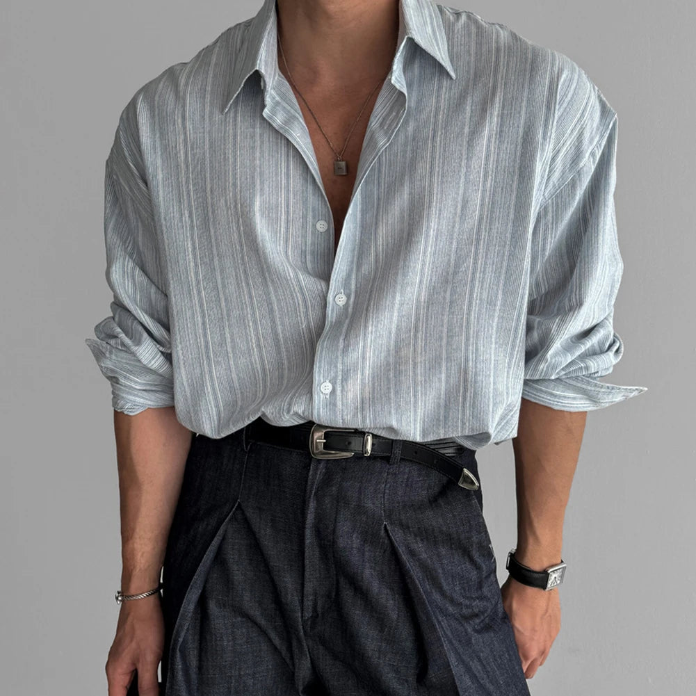 Chemise à rayures bleue pour homme, coupe fluide et col rabattu, parfait pour un look casual chic.