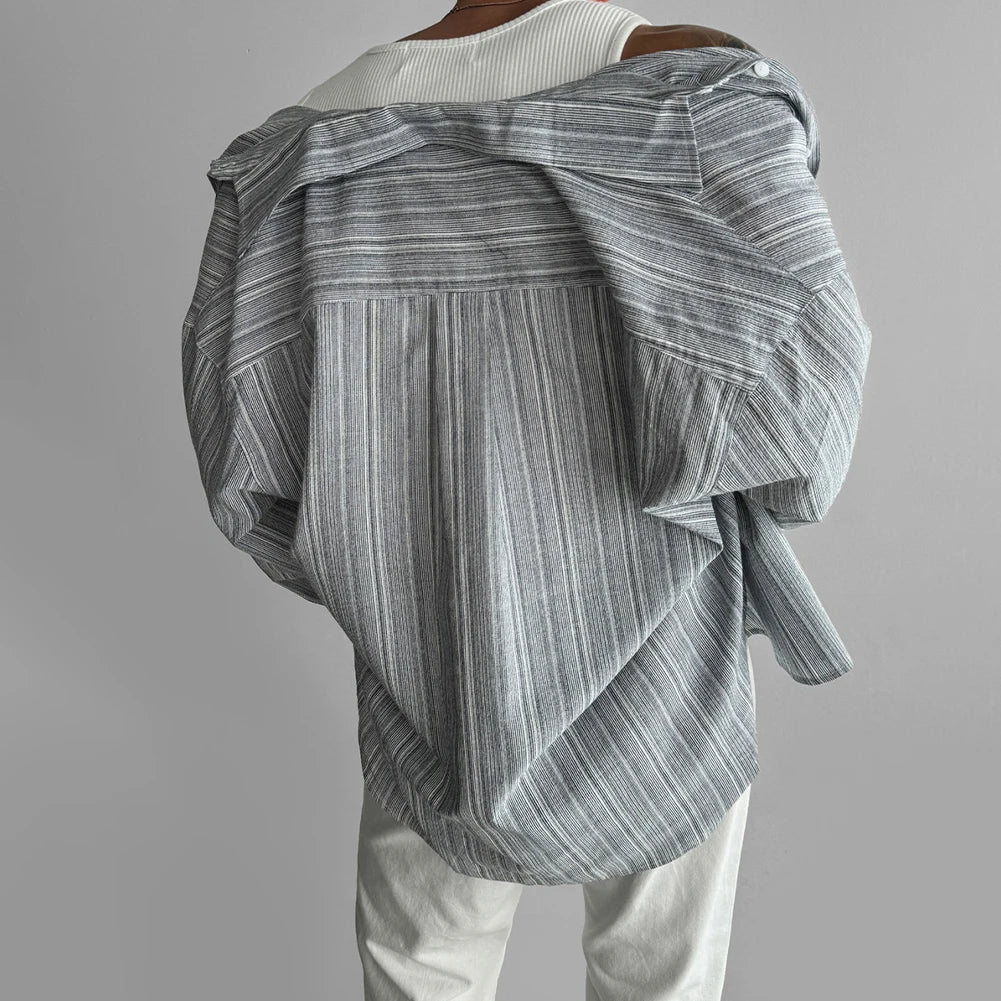 Dos de chemise à rayures grises, coupe droite et tombé naturel, idéal pour une allure raffinée.