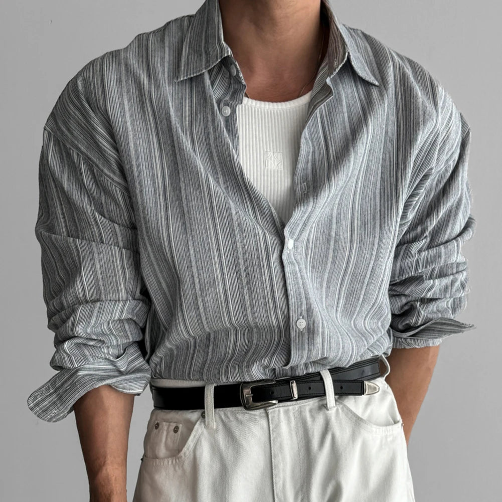 Chemise à rayures grise pour homme, coupe fluide et col rabattu, style vintage et élégant.