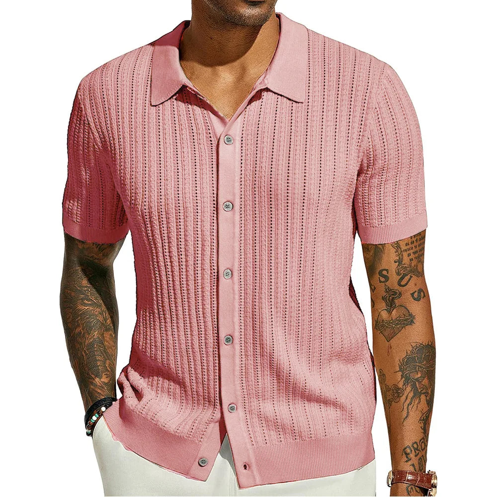Chemise à manches courtes en laine douce, couleur rose, vue de profil. Montre la coupe fluide et élégante, avec un tissu léger pour une sensation de fraîcheur et de confort.