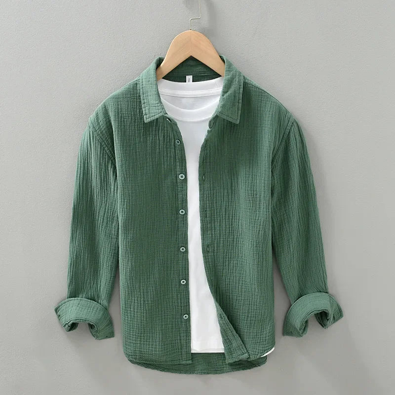 Chemise décontractée en vert, vue de face. Manches longues, col carré, coupe ample et confort optimal, idéal pour un look frais et naturel.