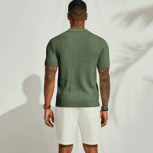 Chemise à manches courtes en laine douce, couleur kaki, vue de dos. La coupe fluide et la finition soignée se révèlent dans cette chemise élégante, parfaite pour un look décontracté-chic.