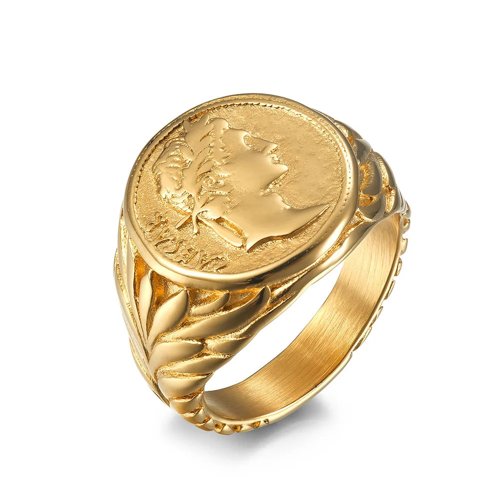 Chevalière antique représentant une pièce de monnaie de l’empereur romain César. Plaquée or. Old Money.