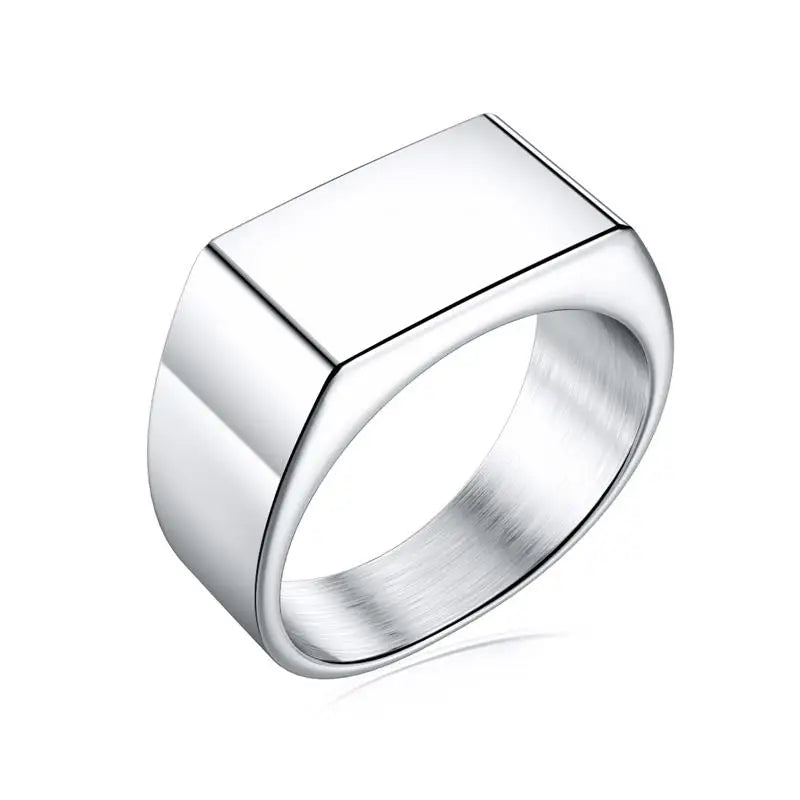 Bague chevalière sobre en argent, finition givrée pour un style raffiné.
