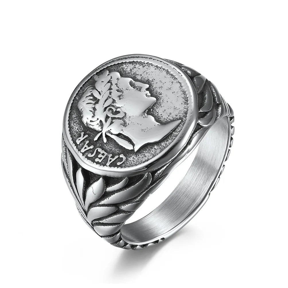 Chevalière antique en argent représentant une pièce de monnaie de l’empereur romain César.