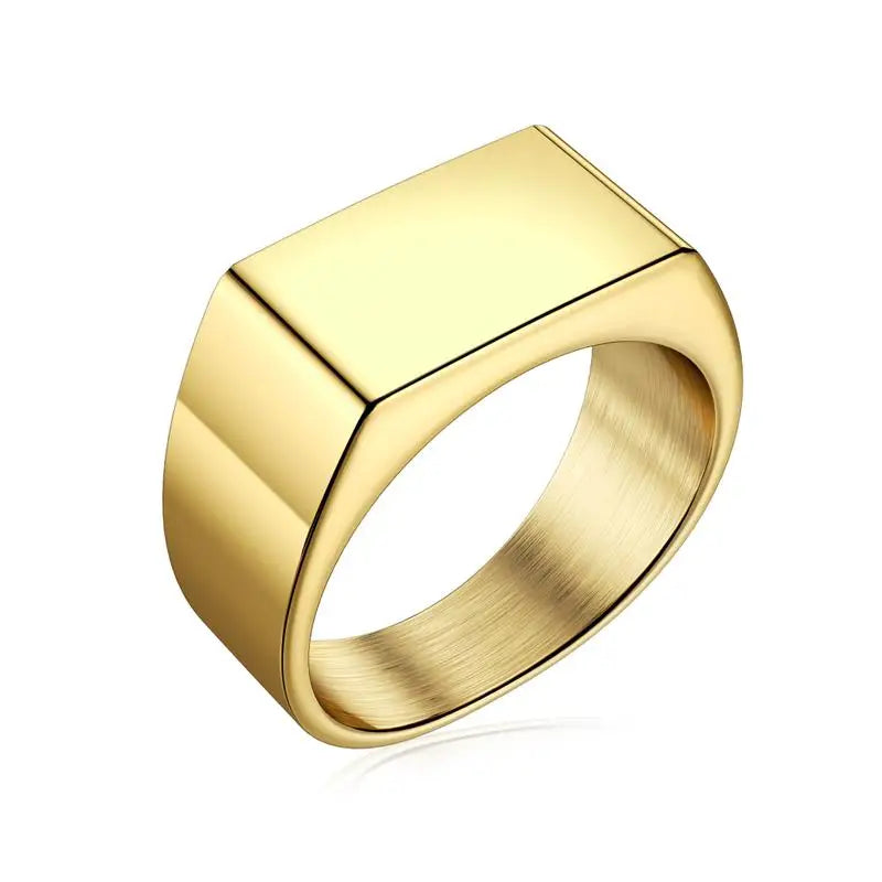 Bague homme sobre et tendance, lisse, brossée, design givré avec finition texturée plaquée or.