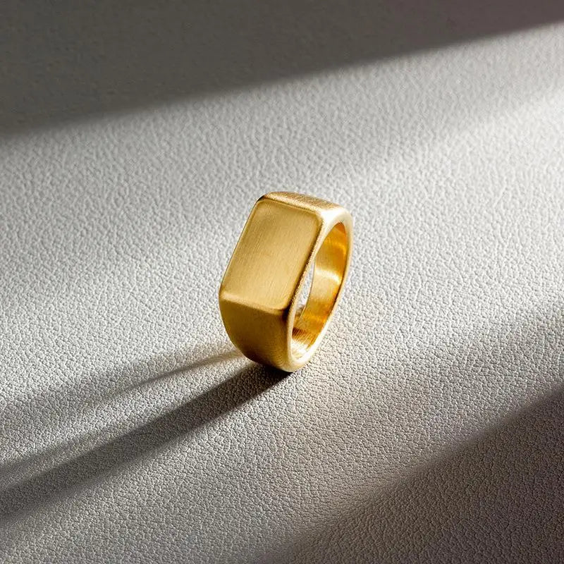 Bague classique givrée, plaquée or chevalière intemporelle pour un style raffiné et discret.