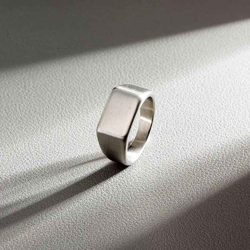 Bijou masculin en acier inoxydable, chevalière argentée à l’élégance intemporelle.