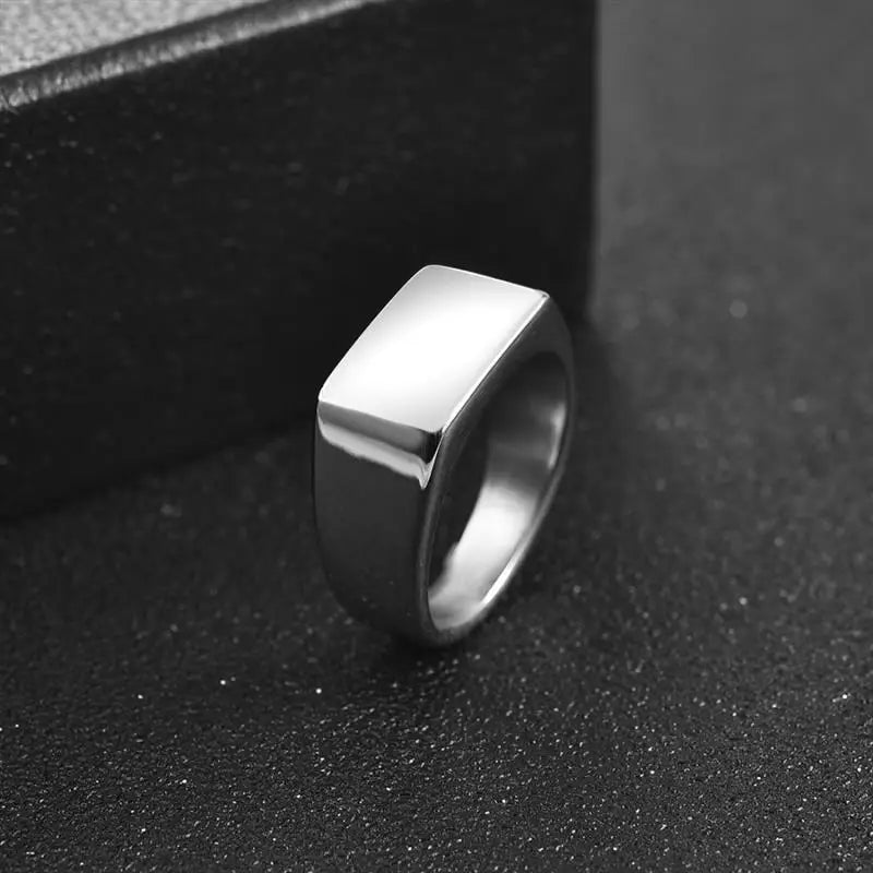 Chevalière en métal argenté, finition brossée pour un look moderne et chic.