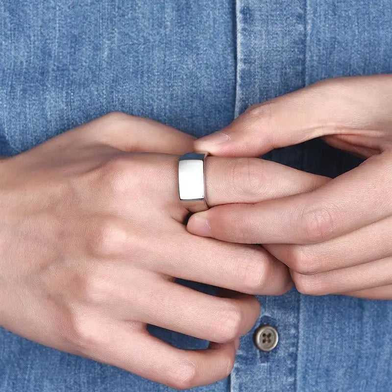 Bague élégante portée, chevalière lisse en acier inoxydable, 5 mm d’épaisseur.
