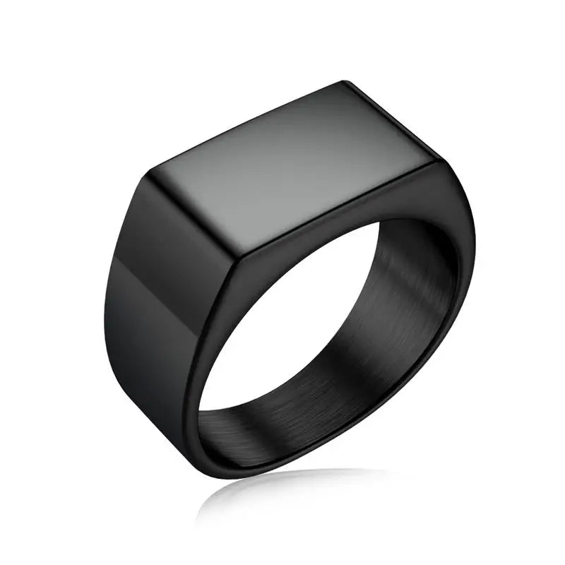 Bague classique givrée, chevalière intemporelle pour un style raffiné et discret.