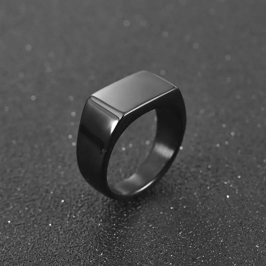 Bague homme sobre et tendance, design givré avec finition texturée mate.