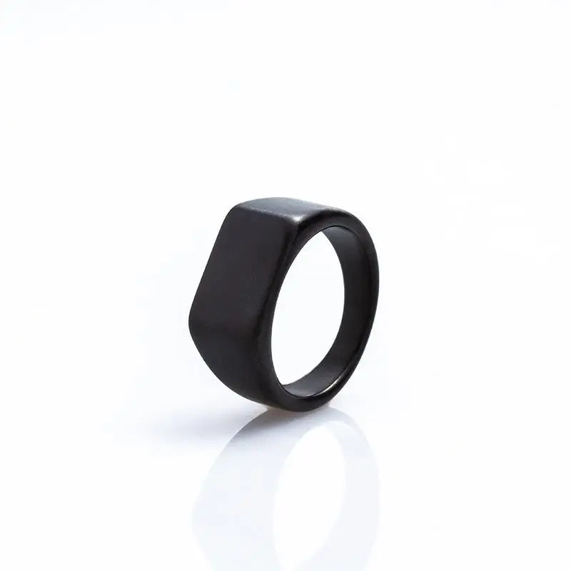 Bague chevalière homme sobre et tendance, design givré avec finition texturée noir mate.