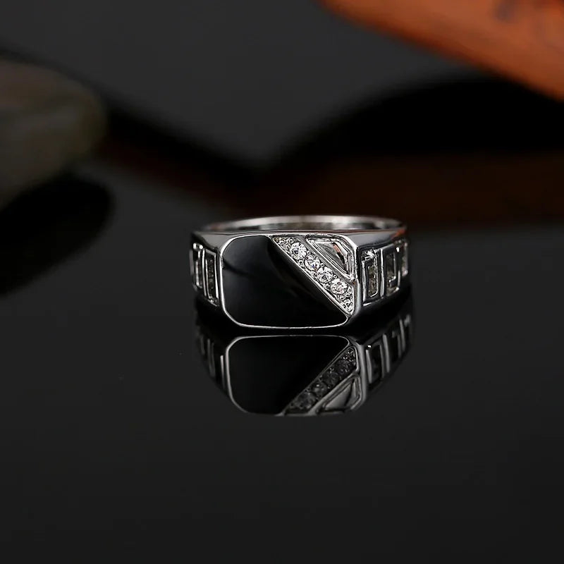 Bague chevalière rectangulaire homme, couleur or, avec surface noire et strass incrustés.