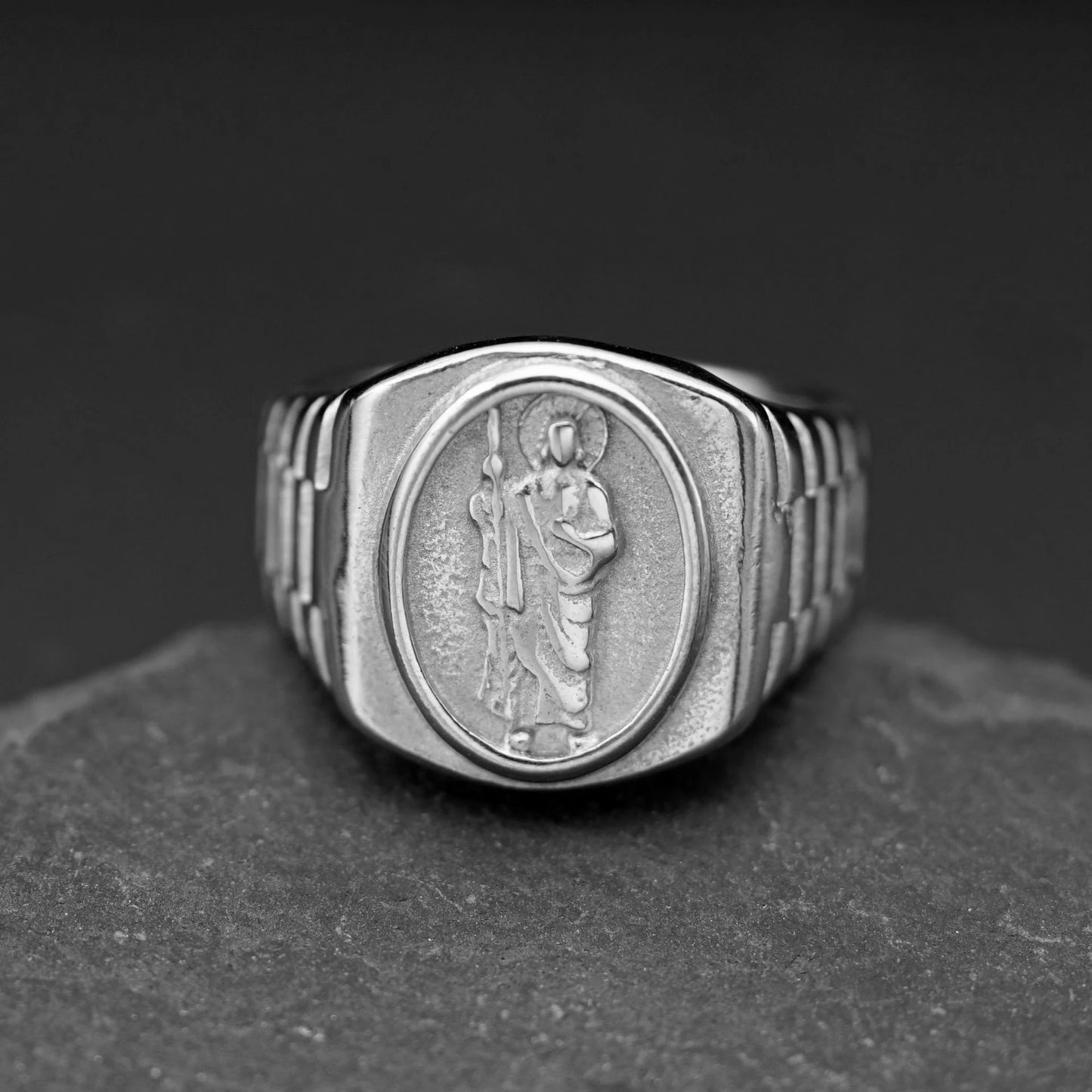 Bague chevalière Saint Jude en acier inoxydable en argent, bijou religieux raffiné.